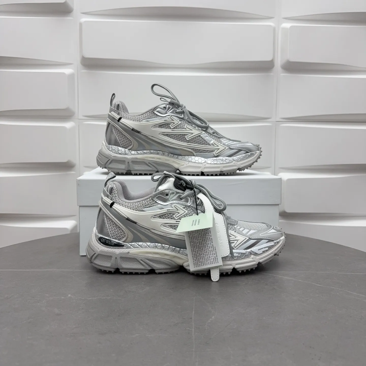 【off- white】P: 720💰Couple style👫, Size: 35-44 (Male 38.45.46 custom-made) High-quality version👊"Out of office" series original mold opening, original lasting, production process 1:1 original version ➰OFF GREY) OFF-WHITE Be Right Back Couple style👫Round toe lace-up arrow pattern low-top lifestyle casual shoes green. A running shoe called the "Be Right Back" sneaker. The design of this sneaker is inspired by Japanese sports aesthetics and craftsmanship, with running performance and principles at its core.